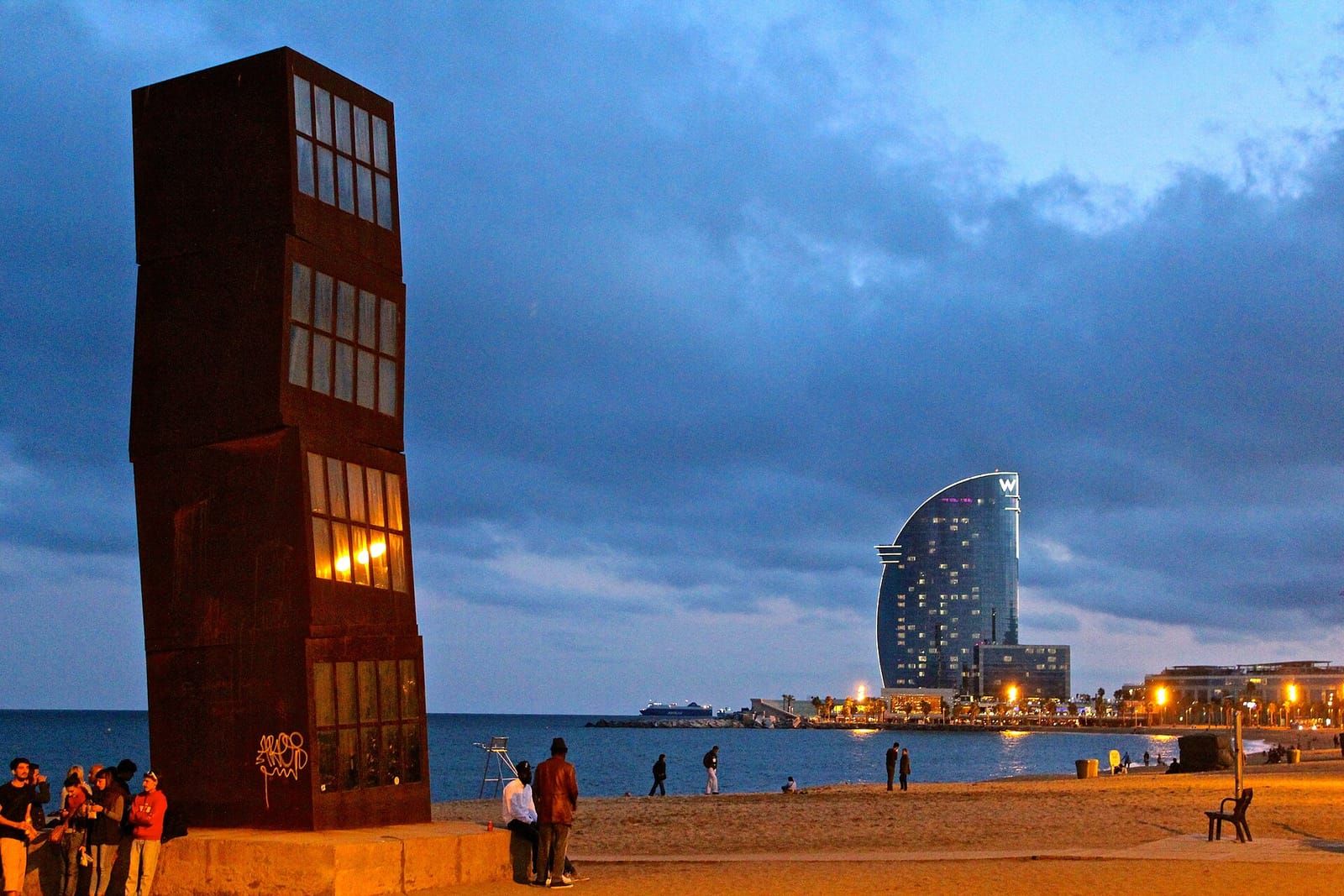 La escultura L'Estel Ferit en la playa de la Barceloneta al atardecer